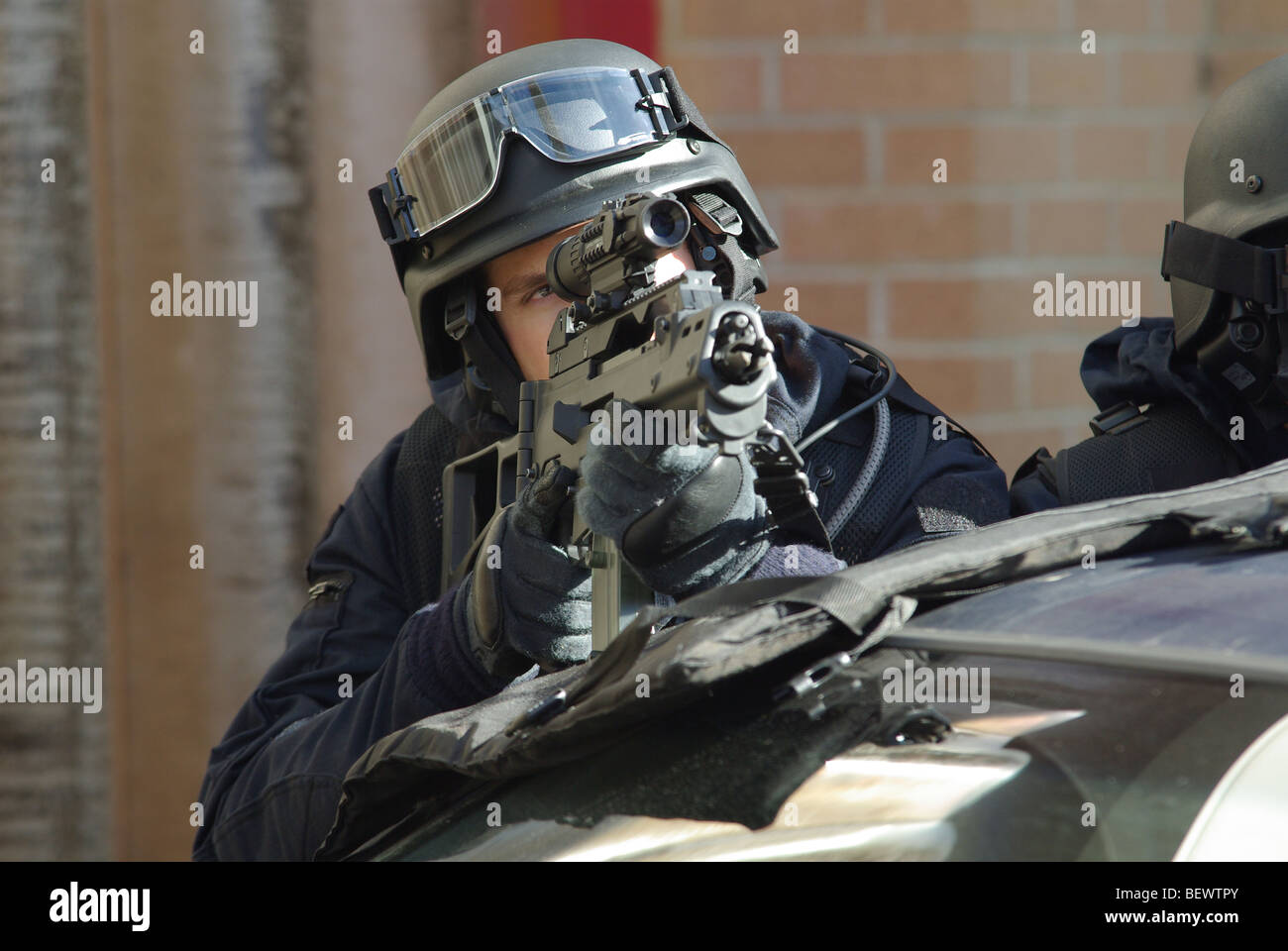 Taktische Waffen Polizist im containment Stockfoto