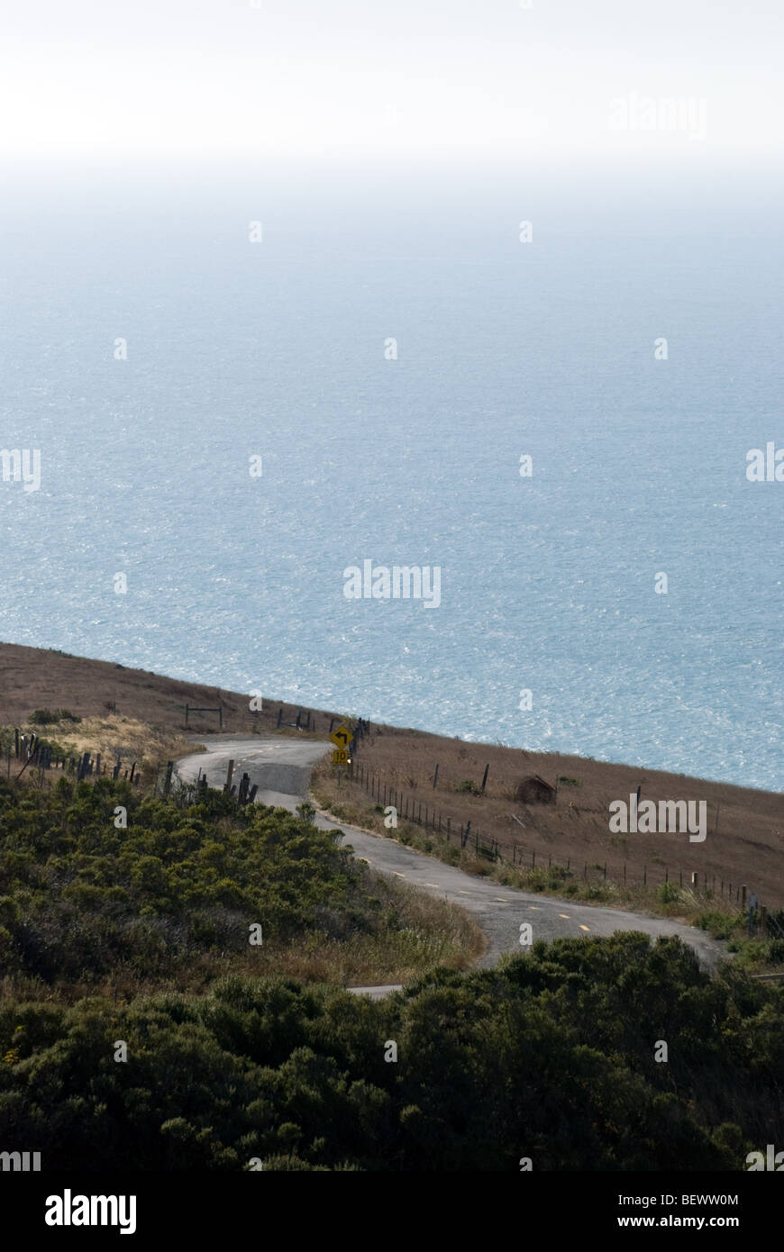 Beginnt Straße entlang California der Küste verloren. Stockfoto