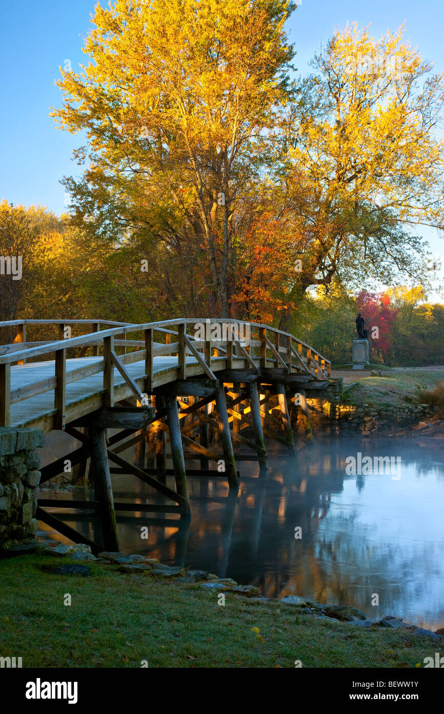 Herbstansicht der Old North Bridge im Morgengrauen, Concord, Massachusetts, USA Stockfoto