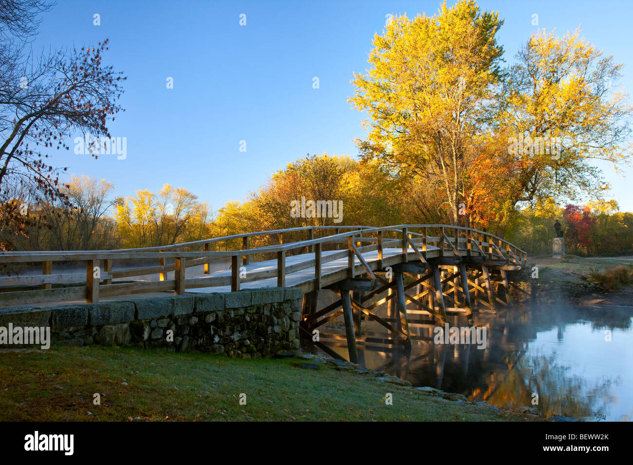 Herbstliche Ansicht der Old North Bridge in der Morgendämmerung, Concord Massachusetts USA Stockfoto