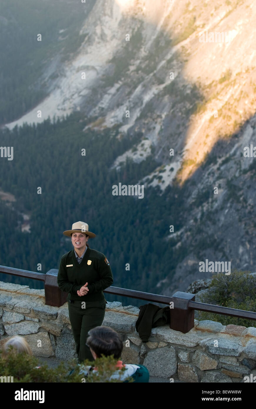 Ein Parkranger hält eine interpretierende Ansprache am Glacier Point im Yosemite National Park, Kalifornien. Stockfoto