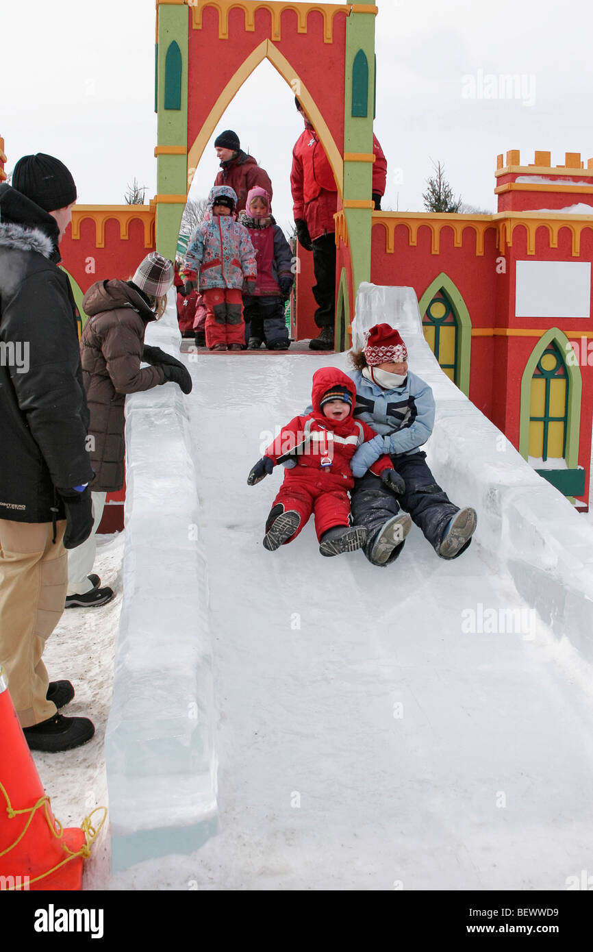 Kinder auf Eis Folie am Schnee Spielplatz auf der Abraham-Ebene am  Winterkarneval in Quebec. Quebec Stadt, Kanada. Winter Stockfotografie -  Alamy