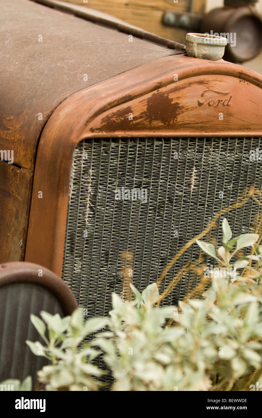 Ein Alter Ford Pickup-Truck auf dem China Ranch Datum Bauernhof in der Nähe von Tecopa, CA. Stockfoto