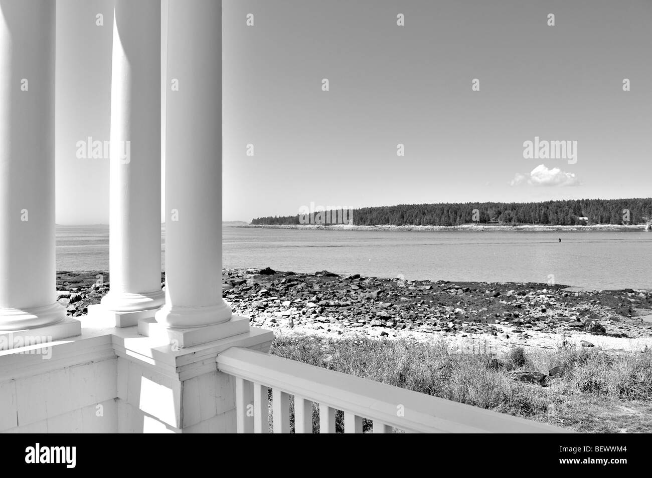 Blick von der Veranda des Halters Hauses am Marshall Point Lighthouse, Port Clyde, Maine, USA in schwarz / weiß Stockfoto