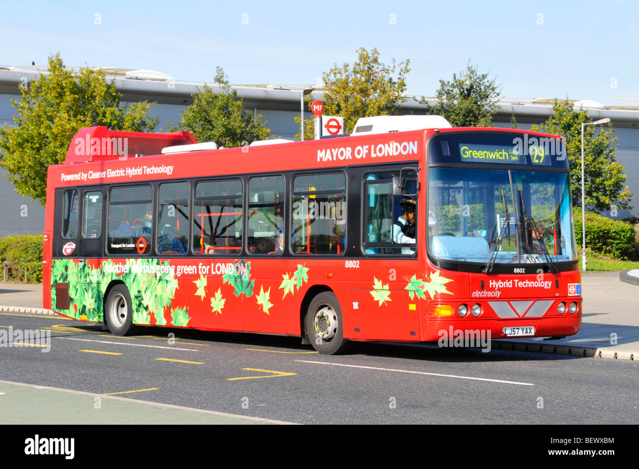 Grüne rote Bus powered by Electric Hybrid-Technologie Stockfoto