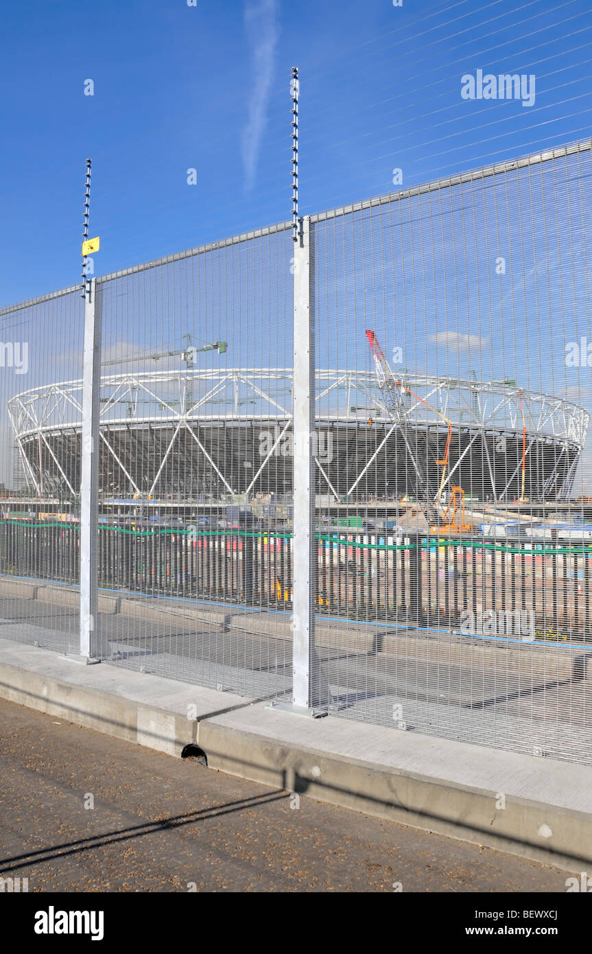 Sicherheitszaun Umkreis der Olympischen Spiele 2012 in London-Seite mit Hauptstadion über installierte system Stockfoto
