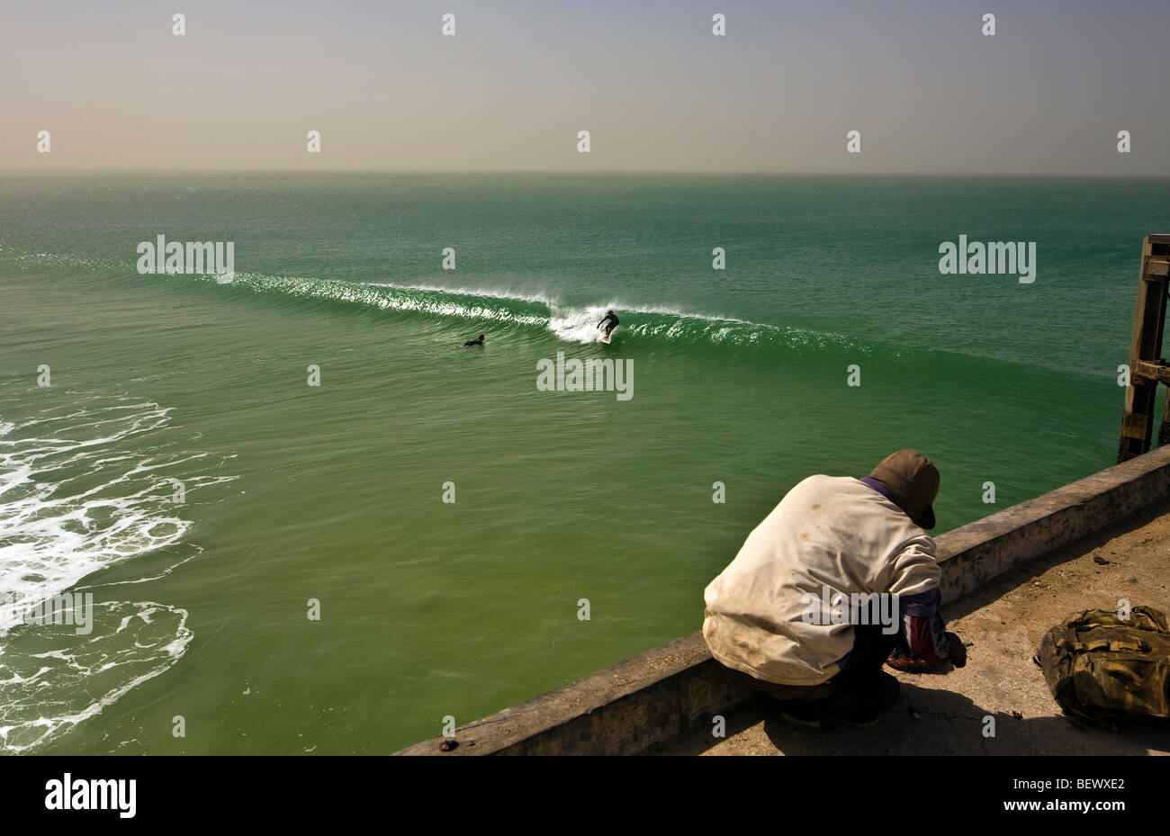 Mauretanien, Nouakchott Fishing Pier, Wellen zum Surfen. Stockfoto