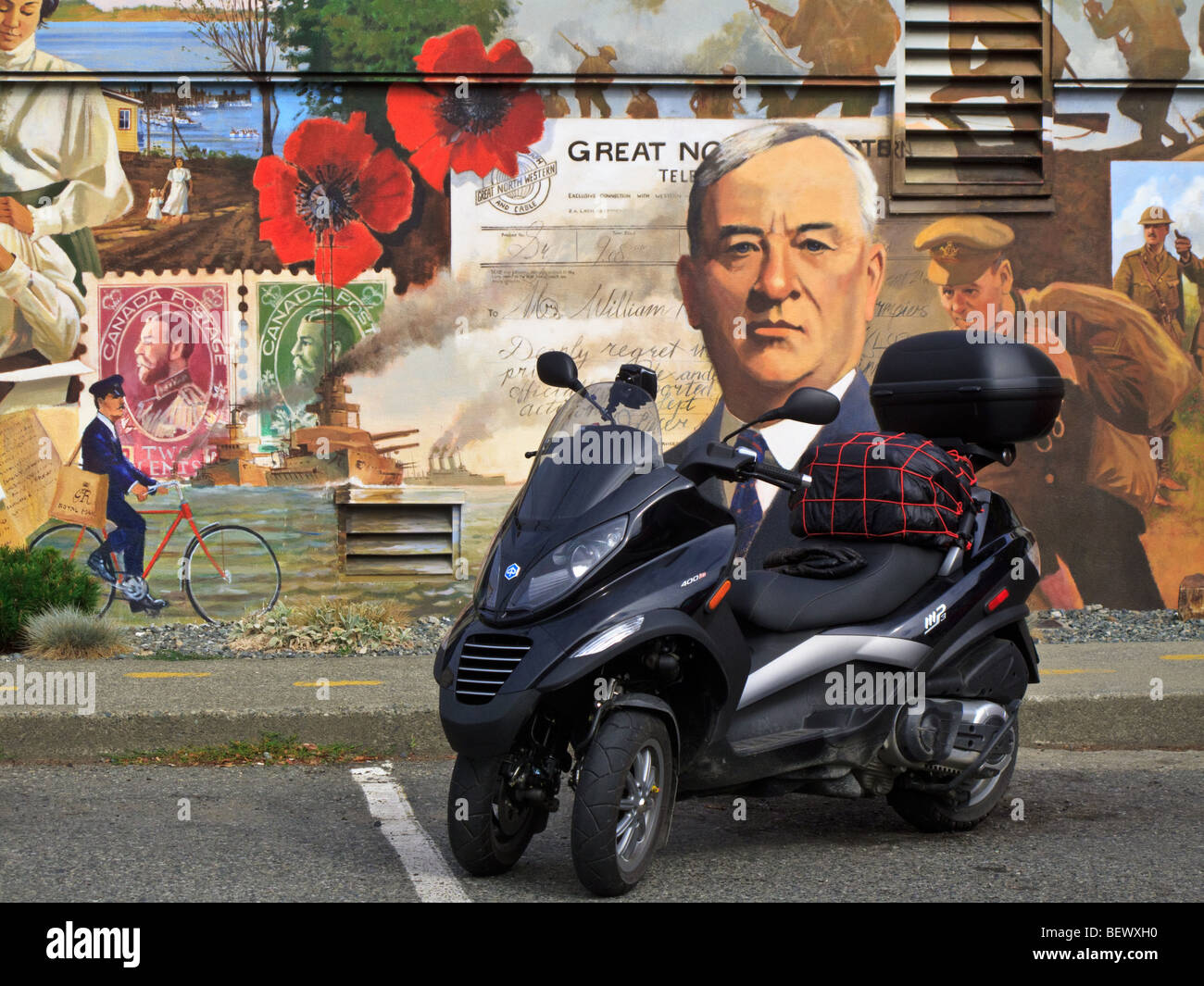 Piaggio MP3-400 Roller vor der Briefe von der Front Wandbild gemalt im Jahr 2002 von David Goatley Stockfoto