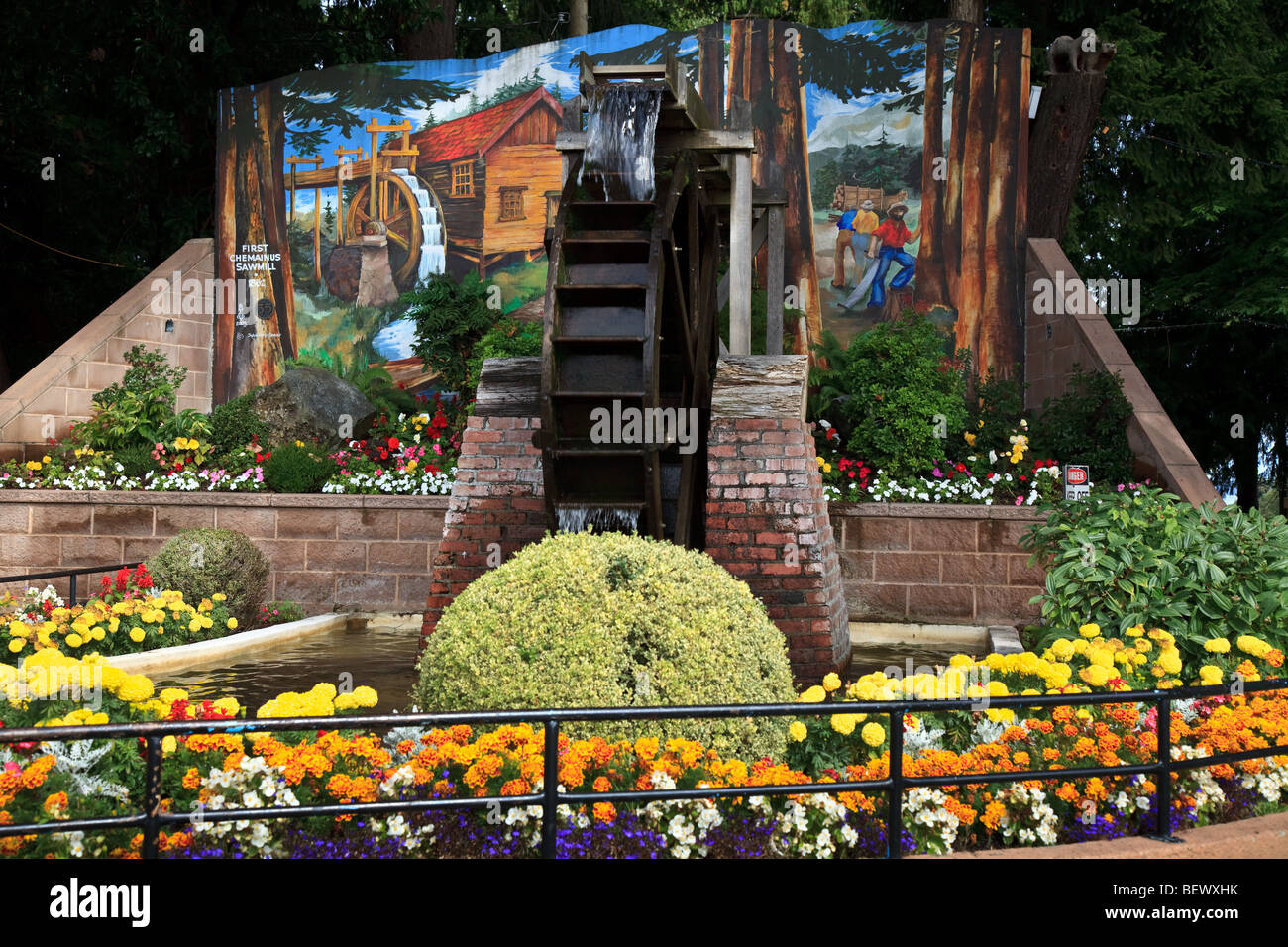 Chemainus Waterwheel, Wandbild gemalt 2003 von Sylvia Verity Dewar Stockfoto