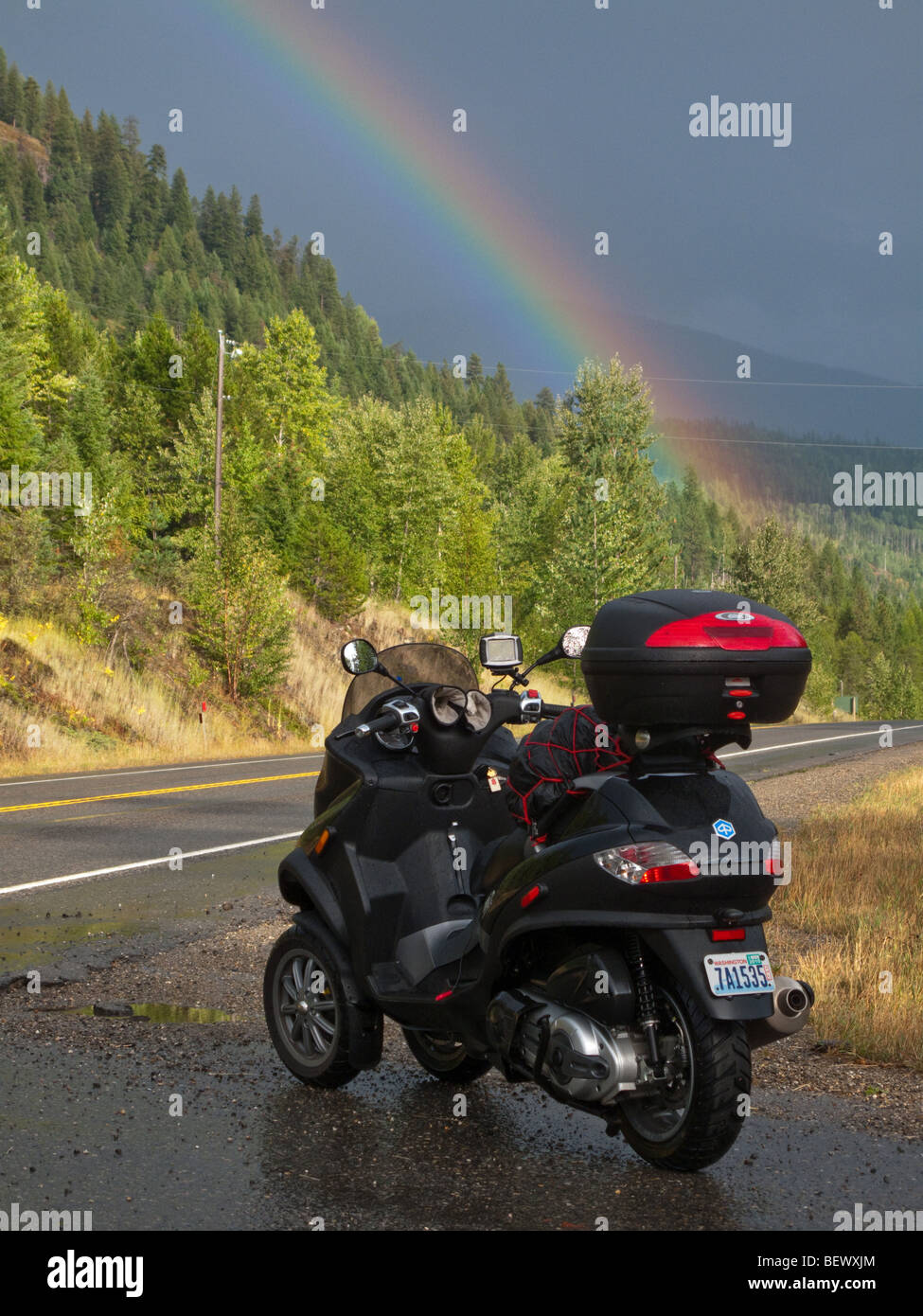 Regenbogen auf der Autobahn 3 zwischen den Städten Kitchener und Goatfell in den Kootenay Valley, British Columbia, Kanada Stockfoto