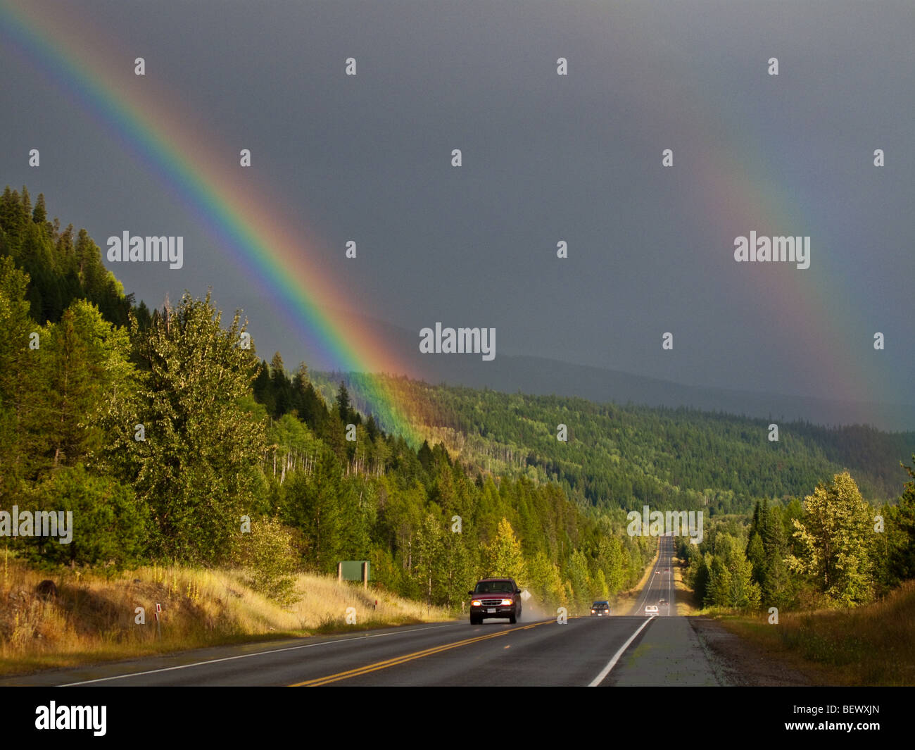 Doppelter Regenbogen auf der Autobahn 3 zwischen den Städten Kitchener und Goatfell in den Kootenay Valley, British Columbia, Kanada Stockfoto