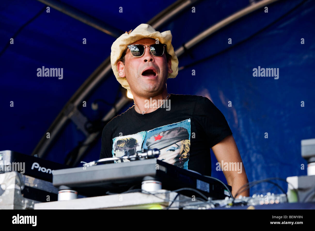 Bild zeigt Coronation Street Sterne Craig Charles DJing Big Chill Festival, Eastnor, Herefordshire, UK Stockfoto