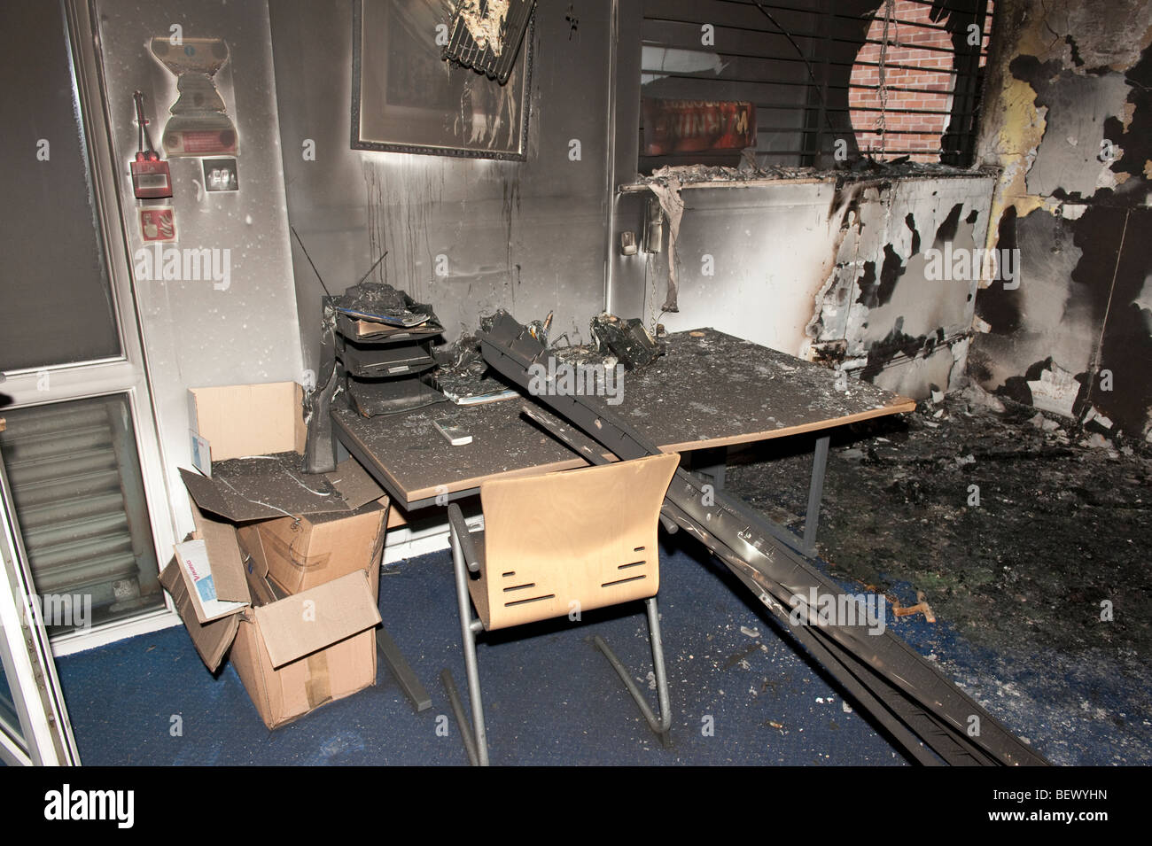 Büro-Feuer zeigen Schäden und verbrannten Schreibtische Stockfoto