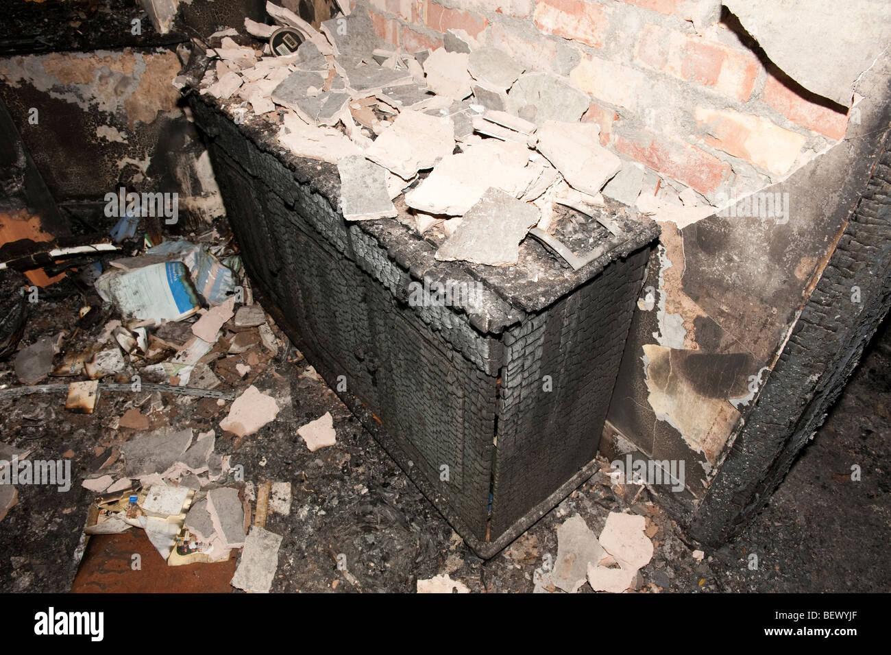 Schweren Hausbrand zeigt zerstört Interieur des Hauses. Verputzen von Wand zeigt hohe Temperaturen, während Feuer erreicht gefallen Stockfoto