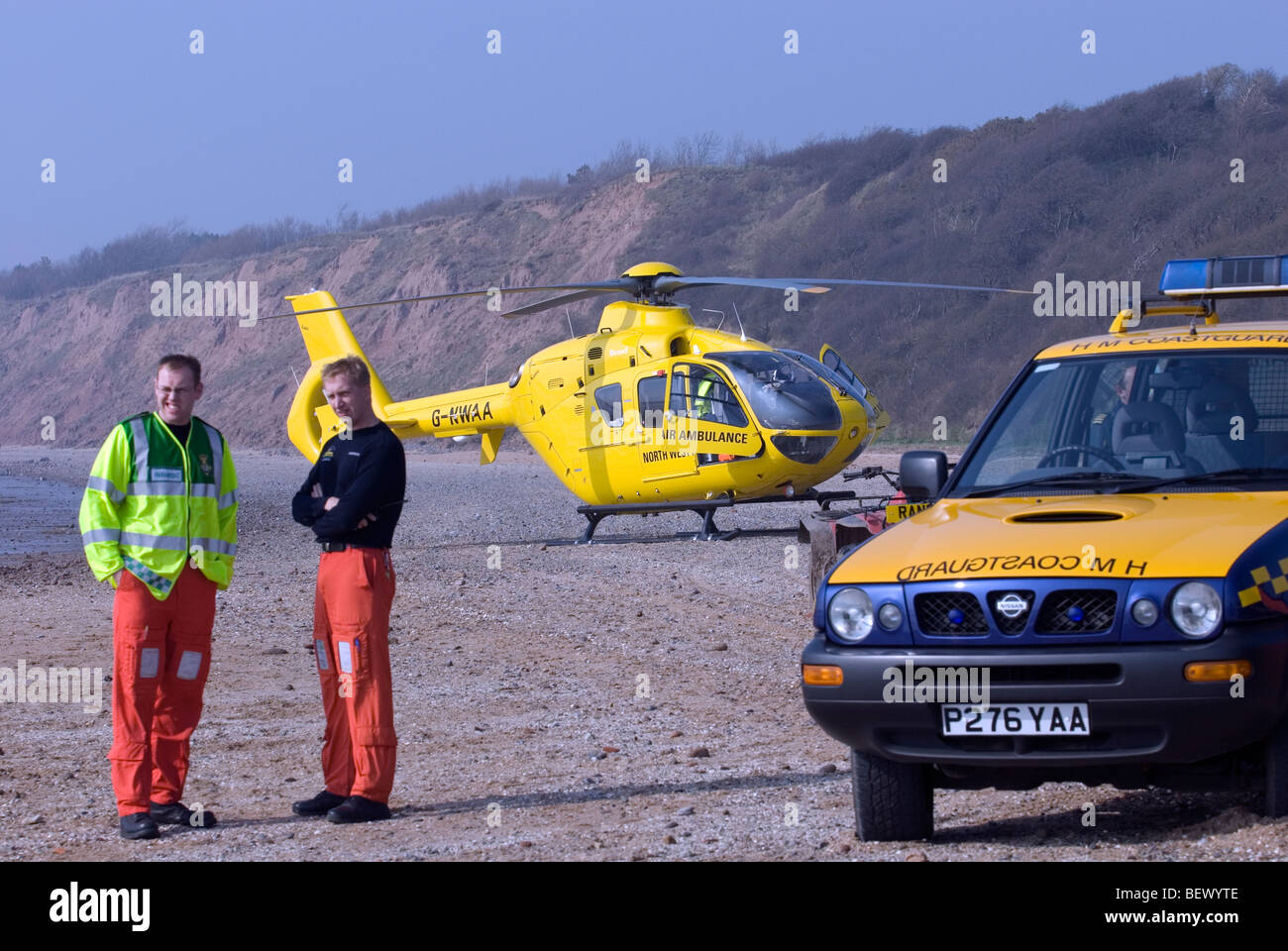 North West Air Rettungshubschrauber am Strand mit Küstenwache Stockfoto