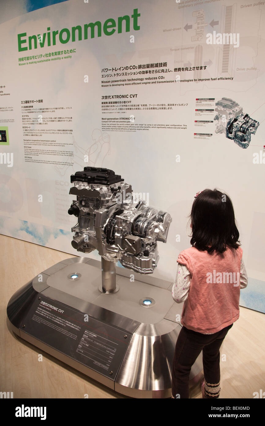 Die Teilnehmer lernen über nicht-Emission Elektrofahrzeuge auf der Tokyo Motor Show. Stockfoto