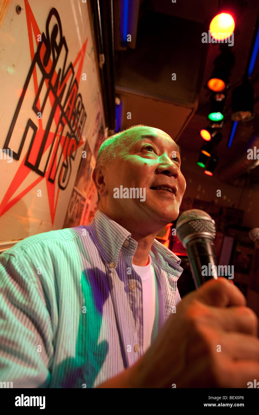 Verstecken Sie Saito bei der Arbeit in seiner traditionsreichen Karaoke-Bar "Smash Hits", Tokio, Japan. Stockfoto