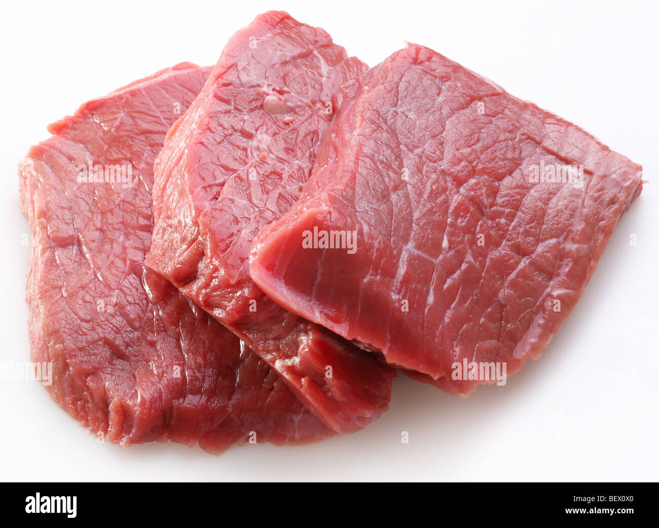 Rohes Fleisch auf weißem Hintergrund Stockfoto