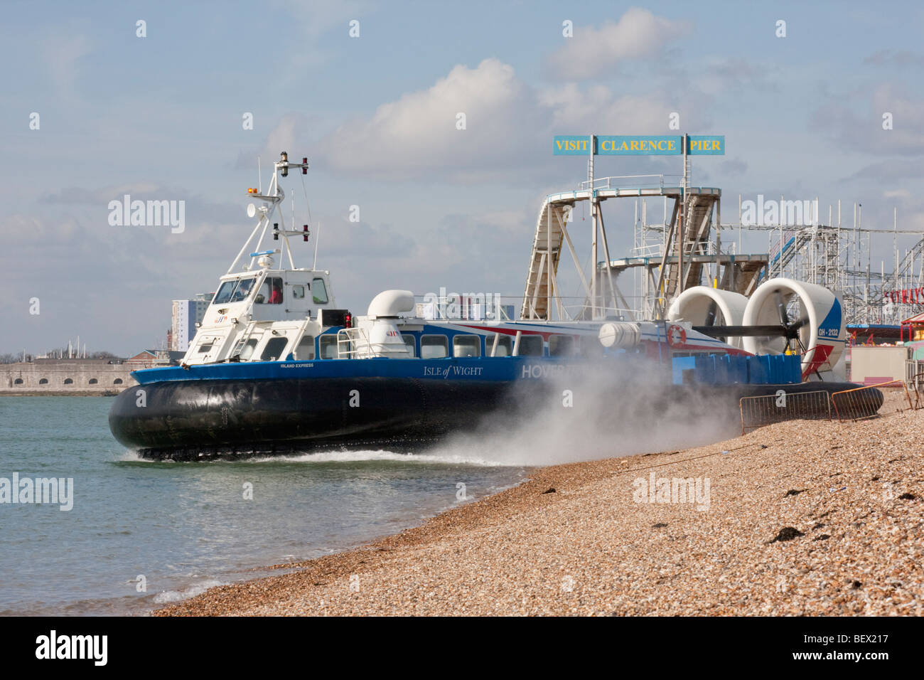 Hovercraft verlässt Southsea für die Isle Of Wight, England UK. Stockfoto