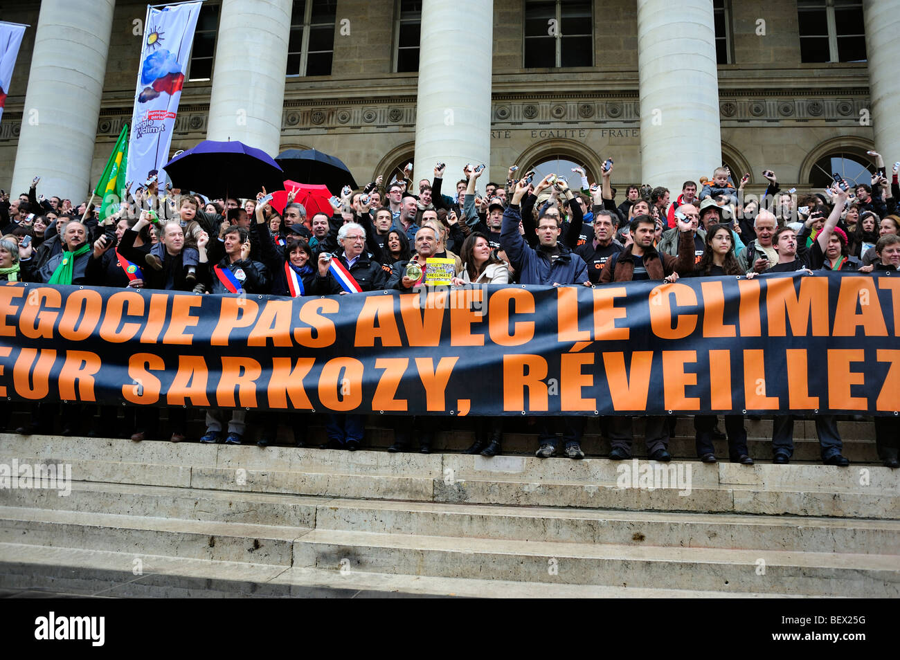 Paris, Frankreich, eine Menge französischer Demonstrations-„Flash Mob“ von Umweltschützern, um den französischen Präsidenten zu „wecken“, Ökologen, Proteste, französische Ökologie, Öko Stockfoto