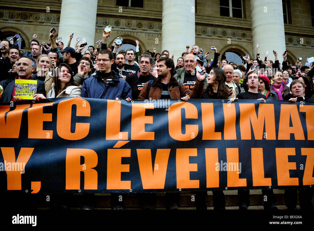 Paris, Frankreich, Demonstration „Flash Mob“ der französischen Umweltschützer zum „Aufwachen“ des französischen Präsidenten Ökologen mit Uhren, Ökologen, die Zeit vergeht, Stockfoto