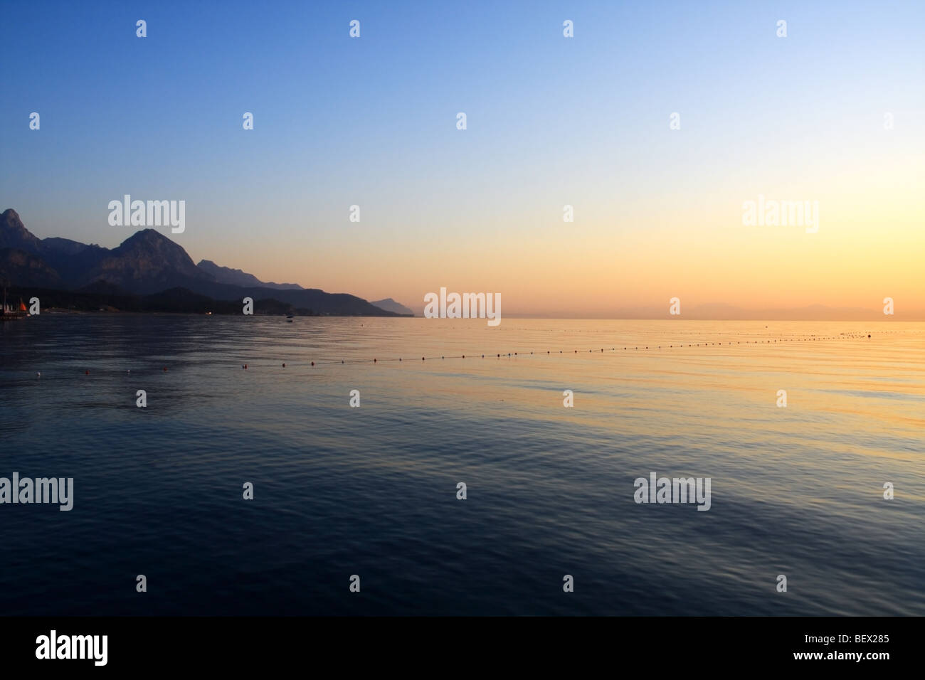 Mediterranen Seenlandschaft in in den frühen Morgenstunden. Stockfoto