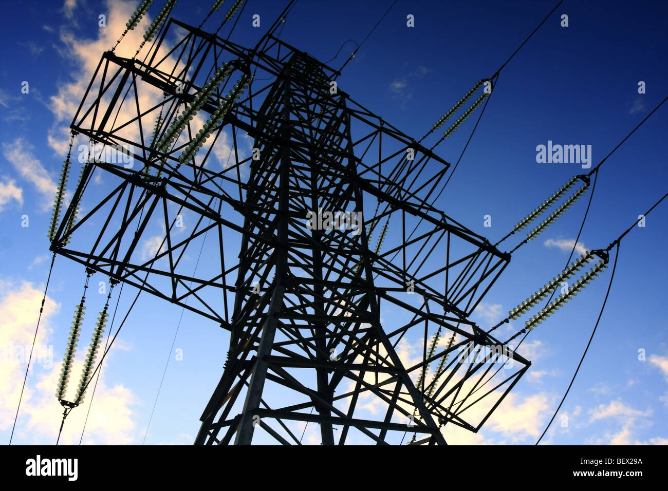 Strommast auf blauen Himmelshintergrund. Stockfoto