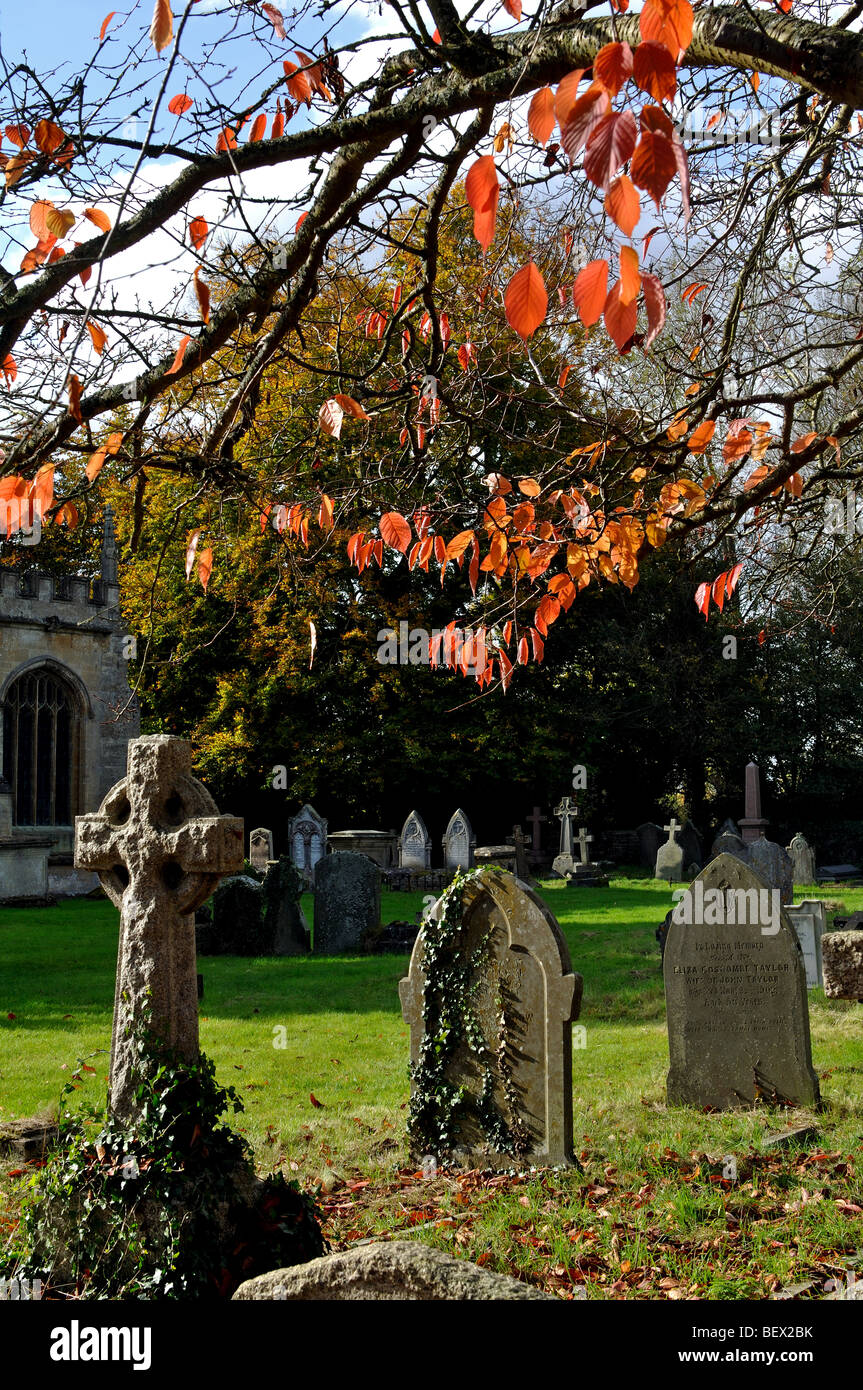 St. Mary die Jungfrau Kirchhof im Herbst, Fairford, Gloucestershire, England, UK Stockfoto