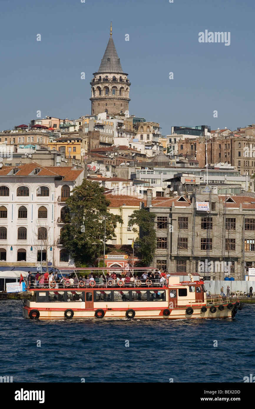 Türkei Istanbul Galata-Turm & Boot Stockfoto
