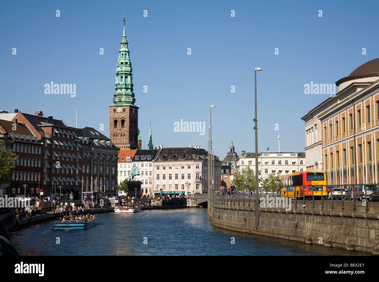 Kanalboot und Spire von Nikolaj Kirke Stockfoto