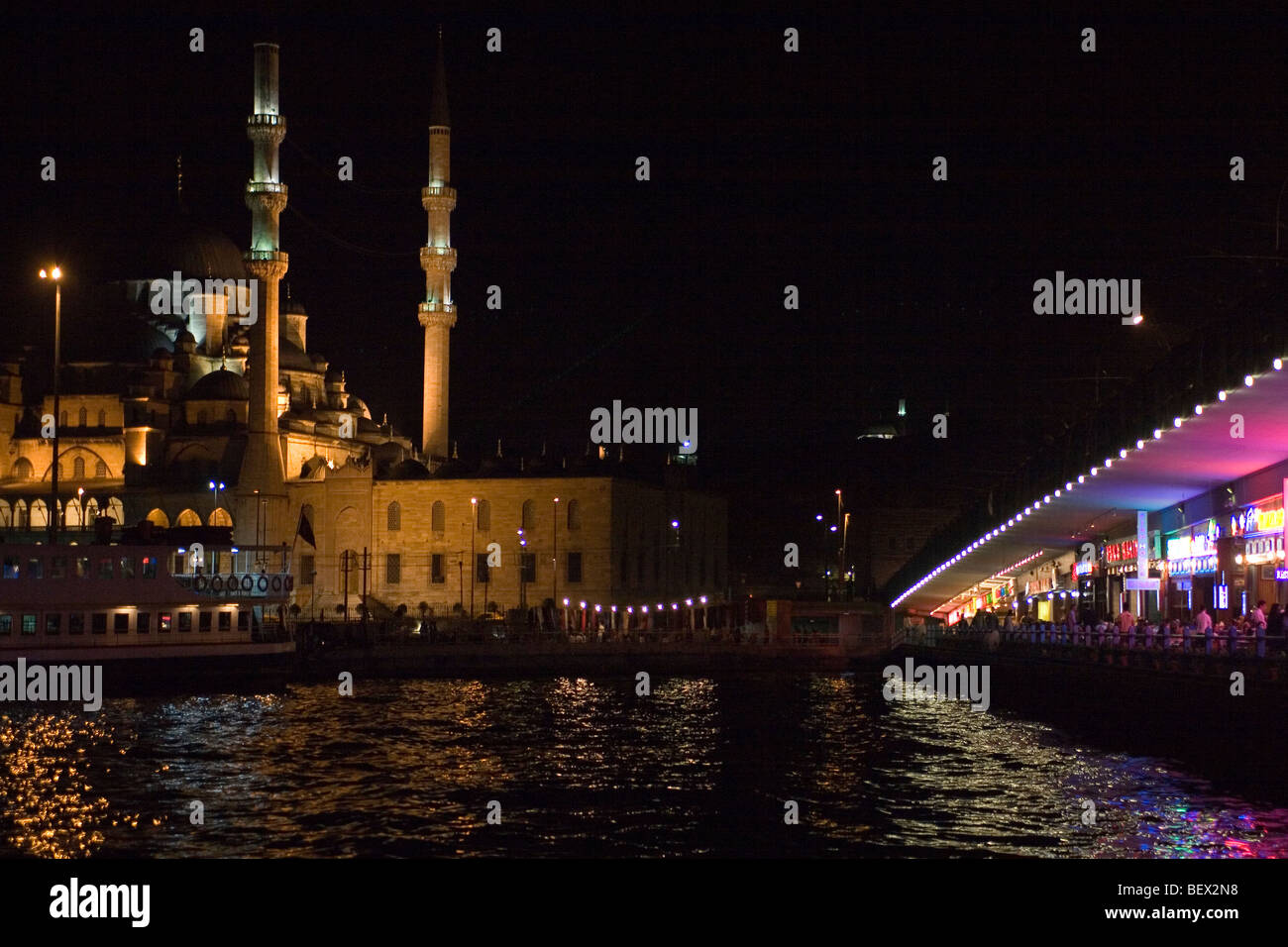 Türkei Istanbul Yeni Moschee & Galata-Brücke in der Nacht Stockfoto