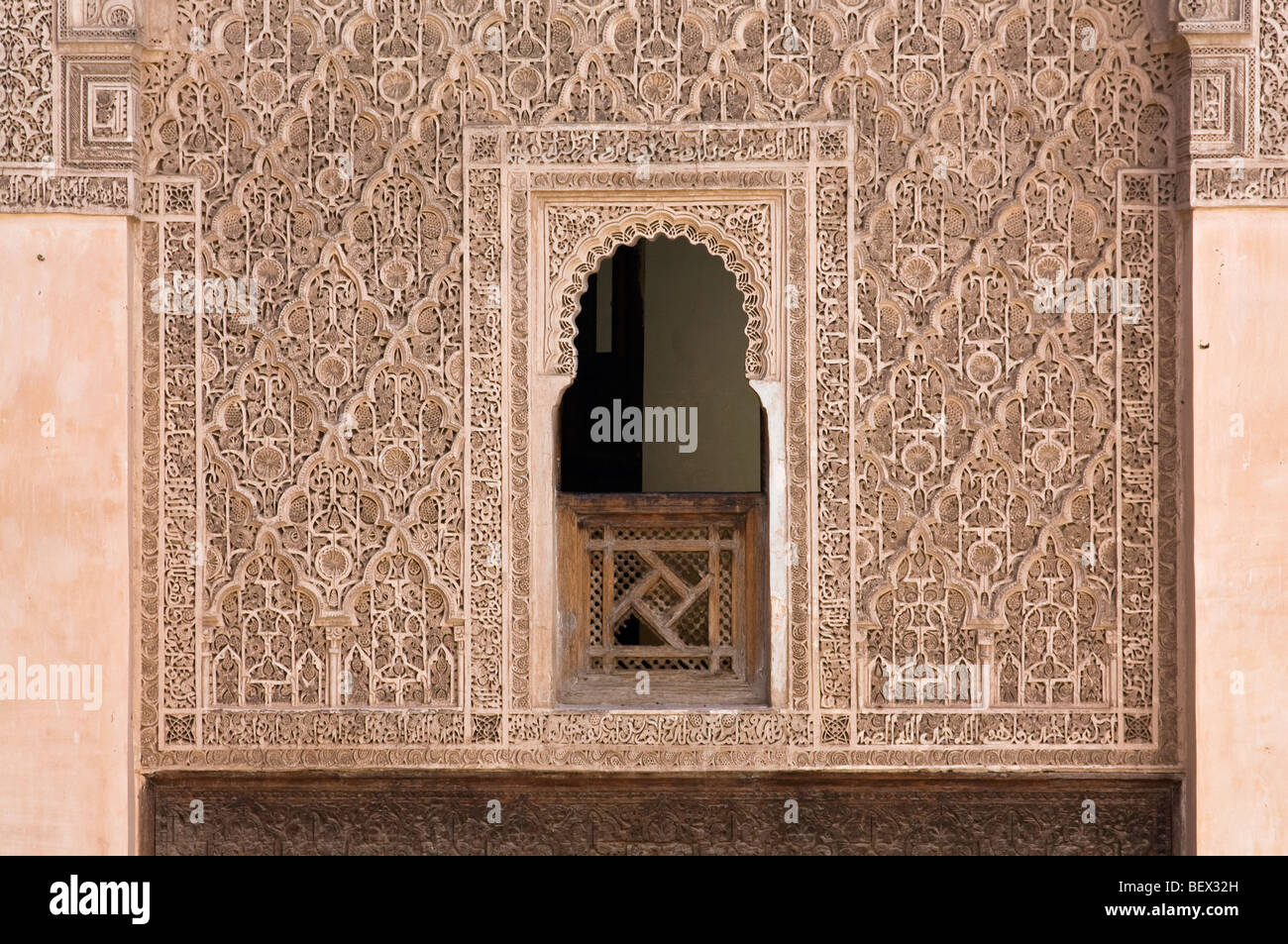 Kunstvoll geschnitzte Fassade des islamischen College Ben Youssef Madrasa benannt nach Amoravid Sultan Ali ibn Yusuf. Marrakesch, Marokko Stockfoto