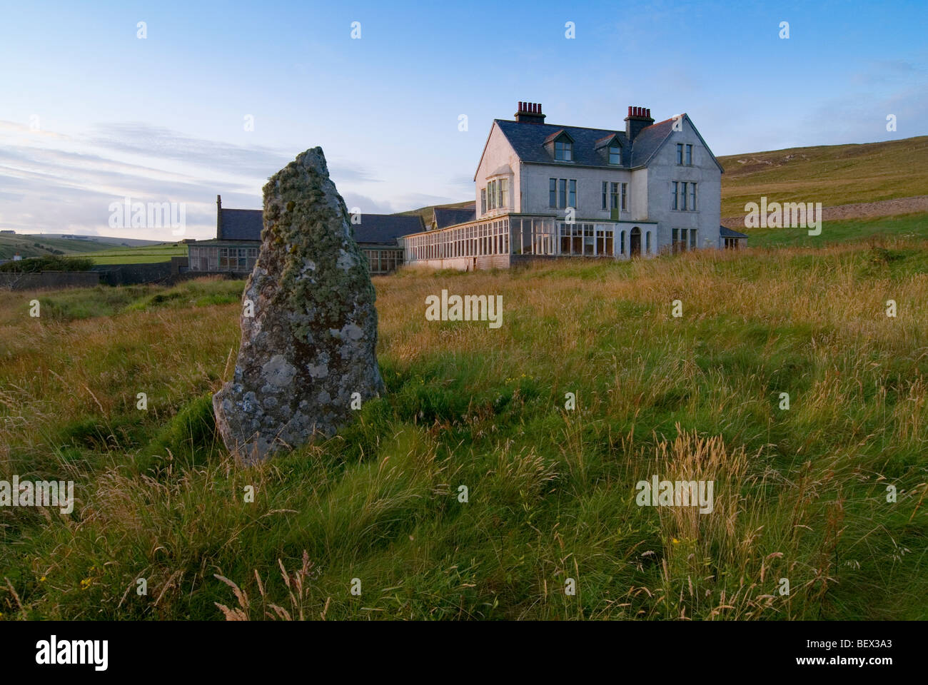 Leagarth House in Houbie auf die Shetland-Insel Fetlar mit einem Viking Begräbnis Stein im Vordergrund Stockfoto