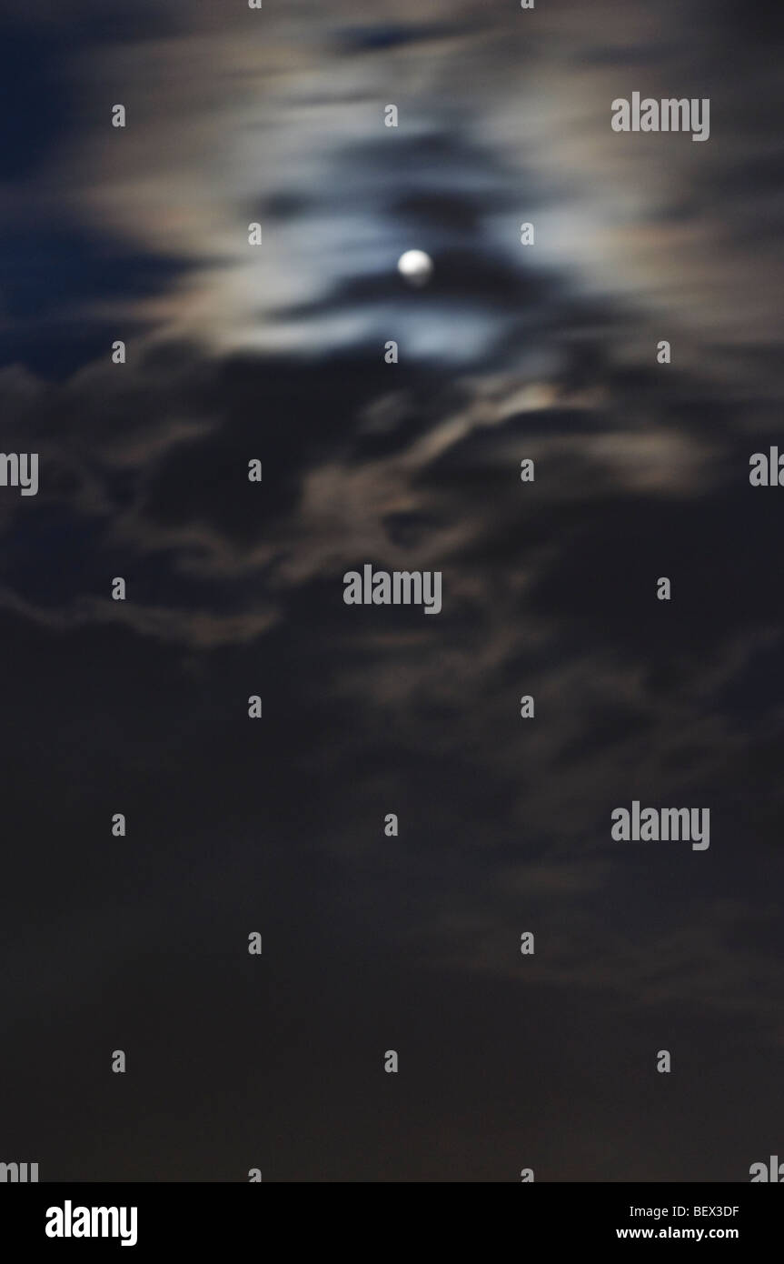 Waxing Crescent Moon mit schnellen Wolken Stockfoto