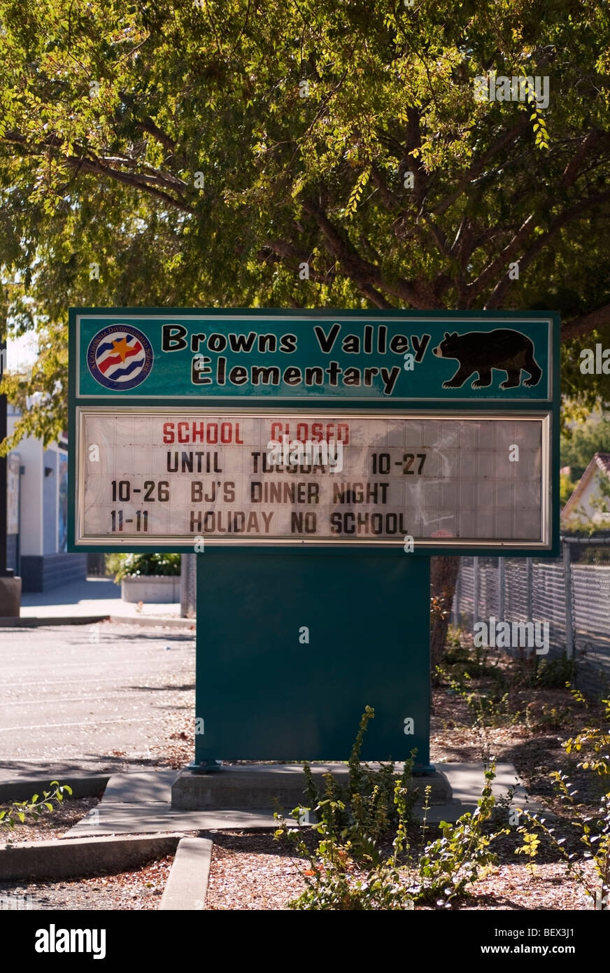 Browns Valley Elementary School geschlossen, nachdem ein 6 jährige Schüler der 1. Klasse der Schweinegrippe in Vacaville, Kalifornien starb. Stockfoto