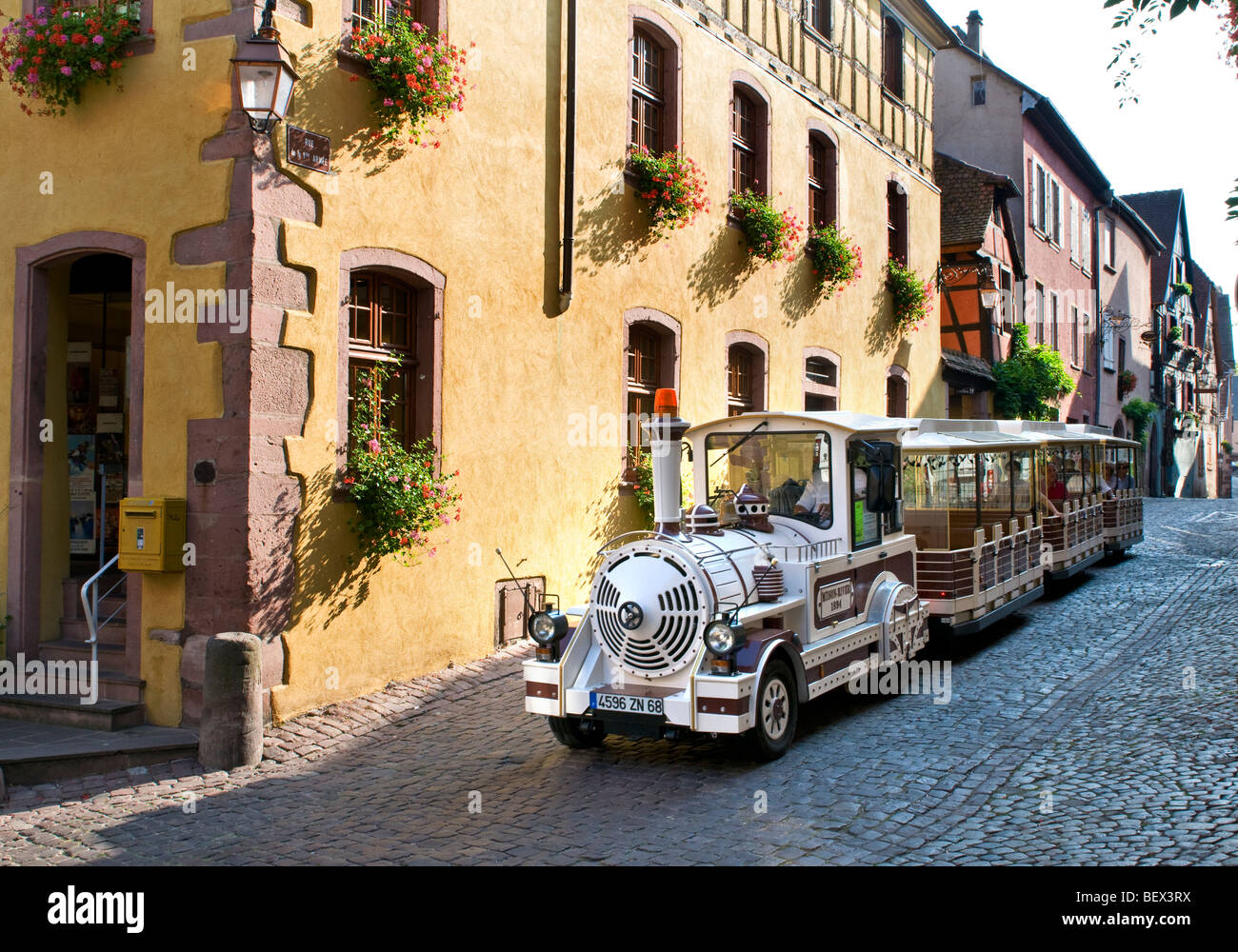 Tourist Bus Eisenbahnwaggons und Touristen in Riquewihr Elsass Frankreich Stockfoto