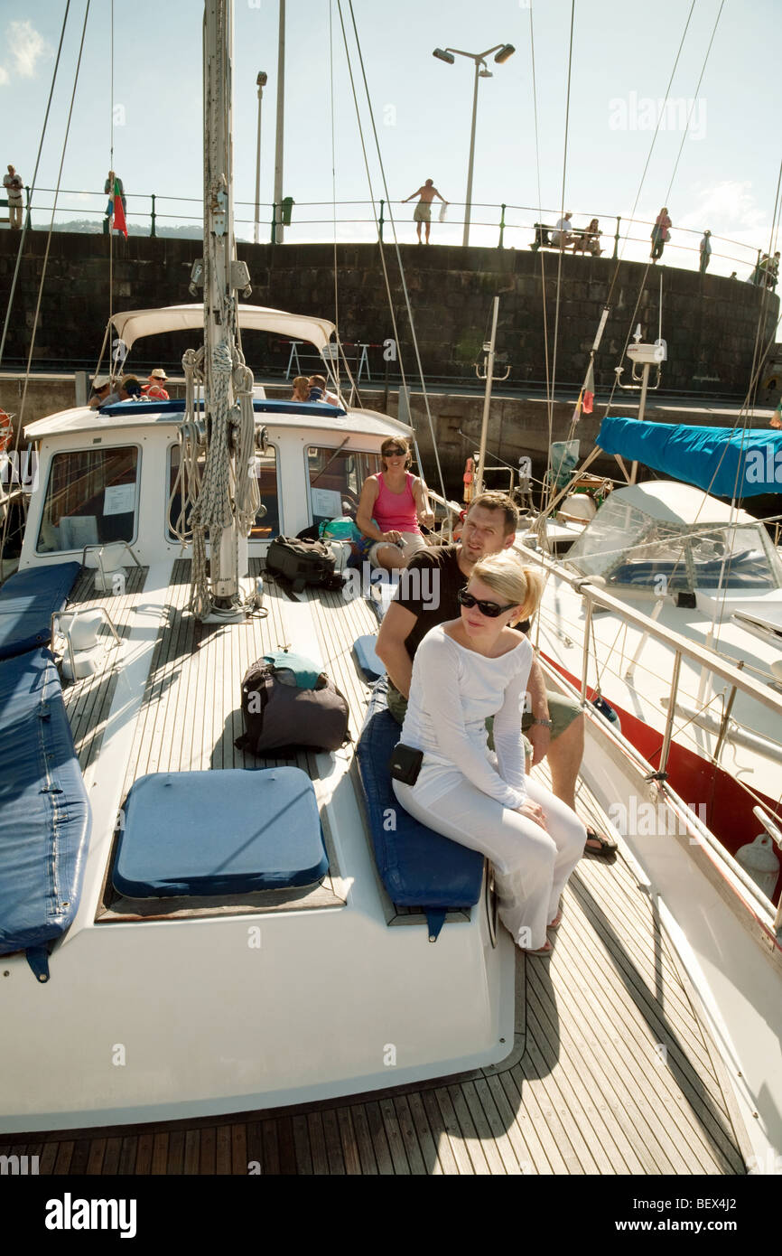 Touristen auf einem Segelboot bereit her eine Whale-watching Tour, Marina von Funchal, madeira Stockfoto