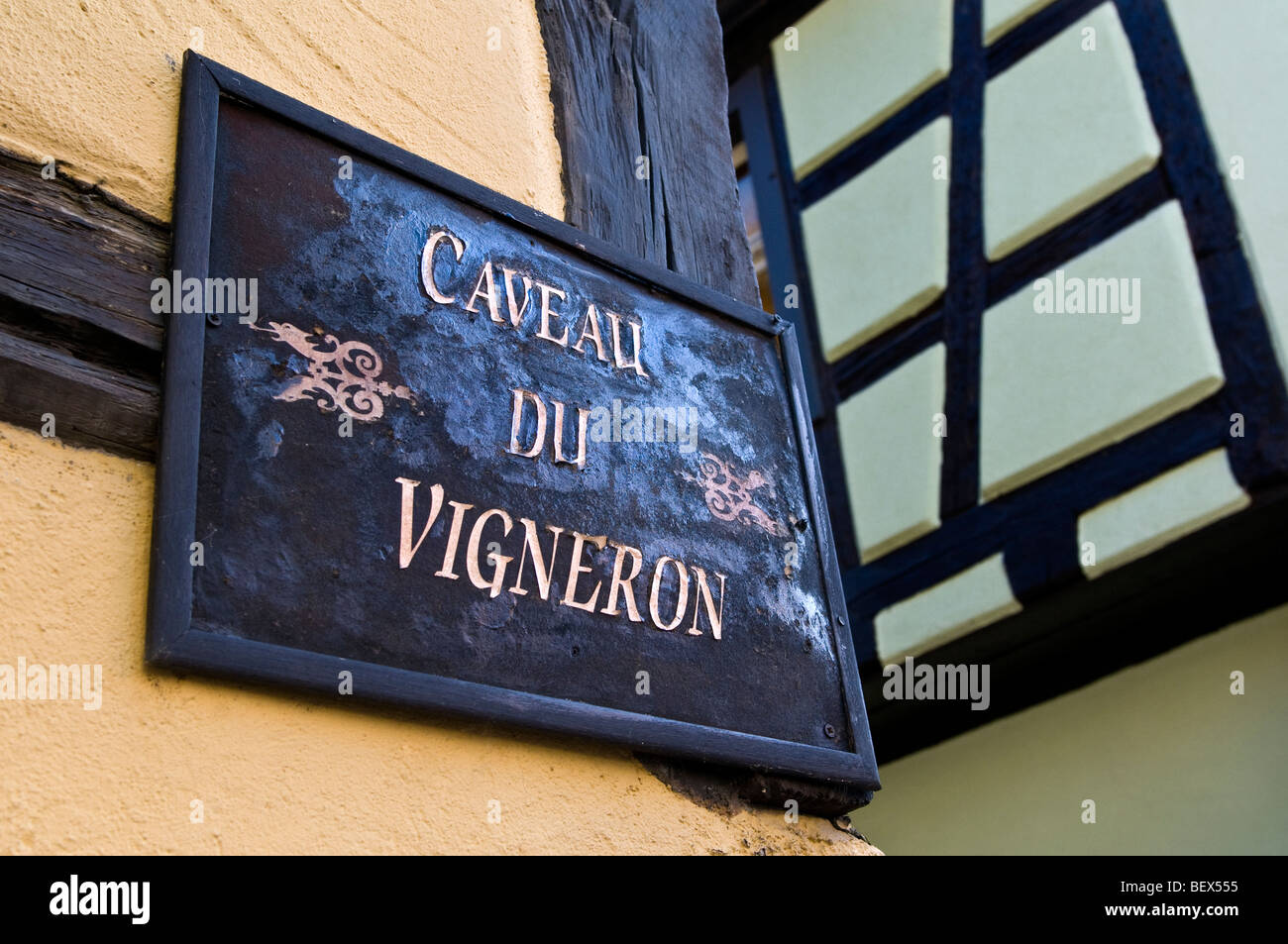 VIGNERON CAVEAU Rustikal Schild draußen Winzer Weinkeller in Eguisheim Elsass Frankreich Stockfoto