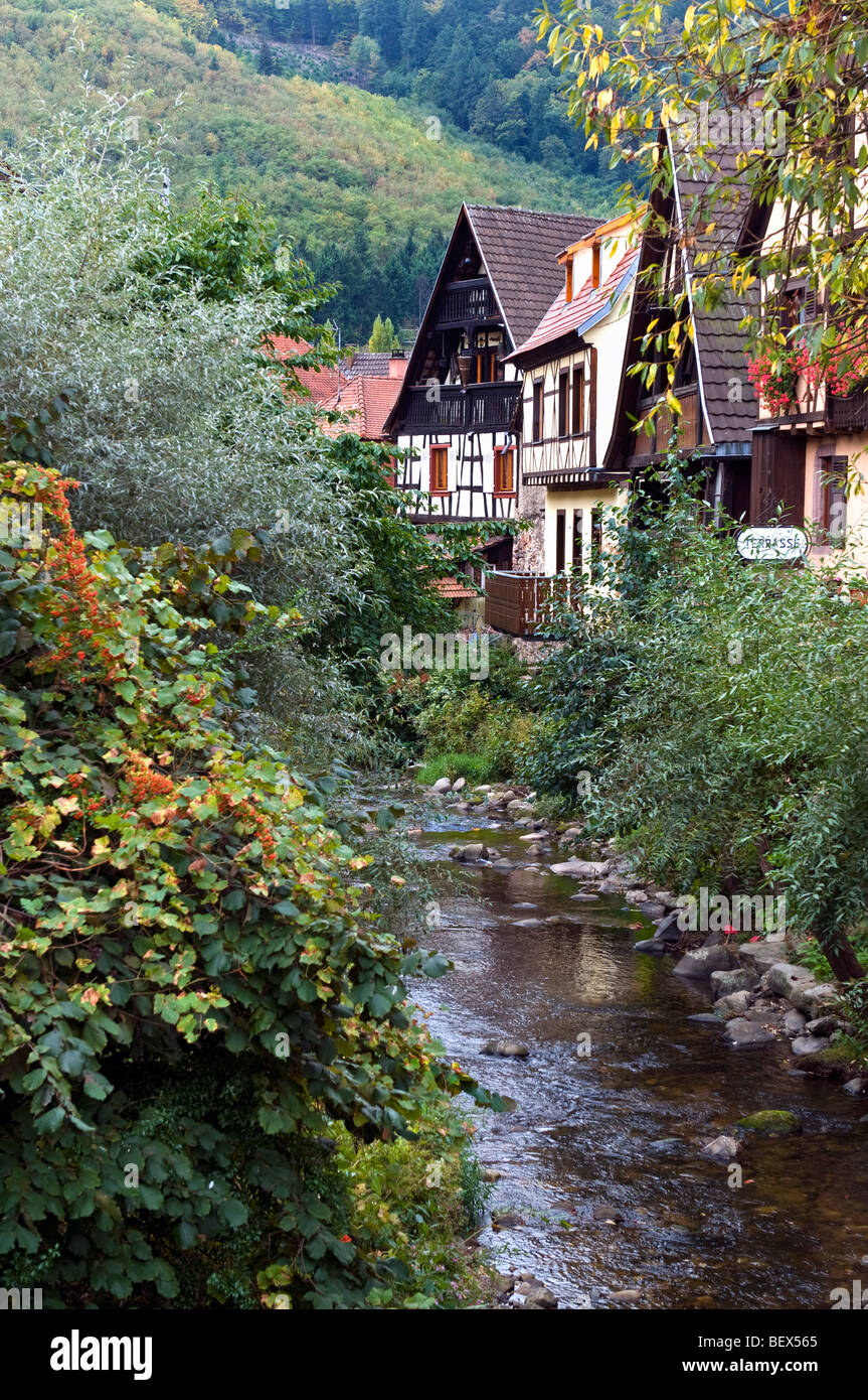 Typische Alsace befindet sich angrenzend an den Fluss Weiss bei Kaysersberg Elsass Frankreich Stockfoto