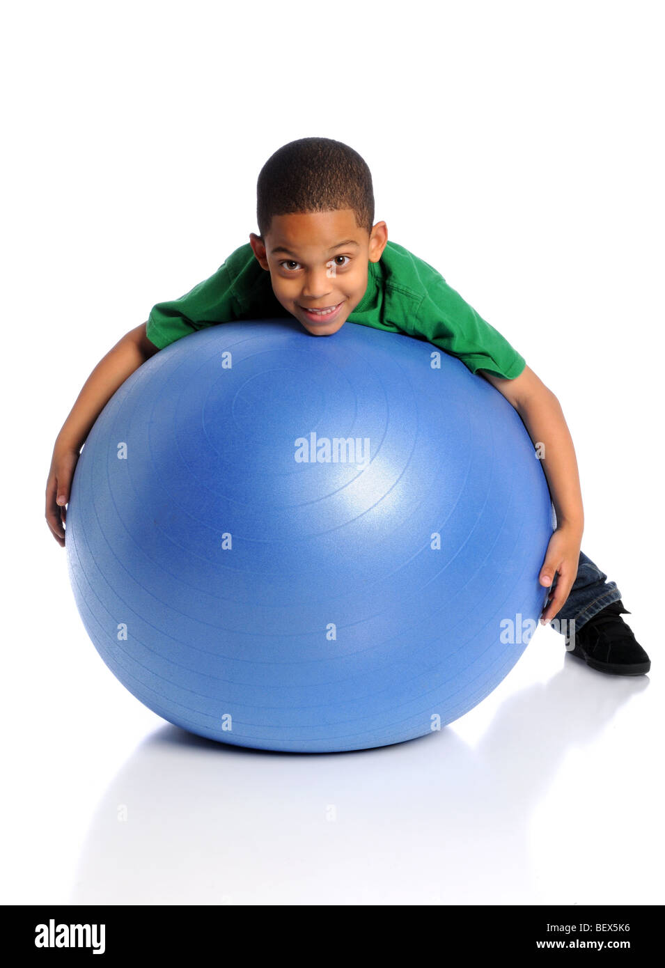Afrikanische amerikanische Kind spielt mit großen Kugel auf weißem Hintergrund Stockfoto