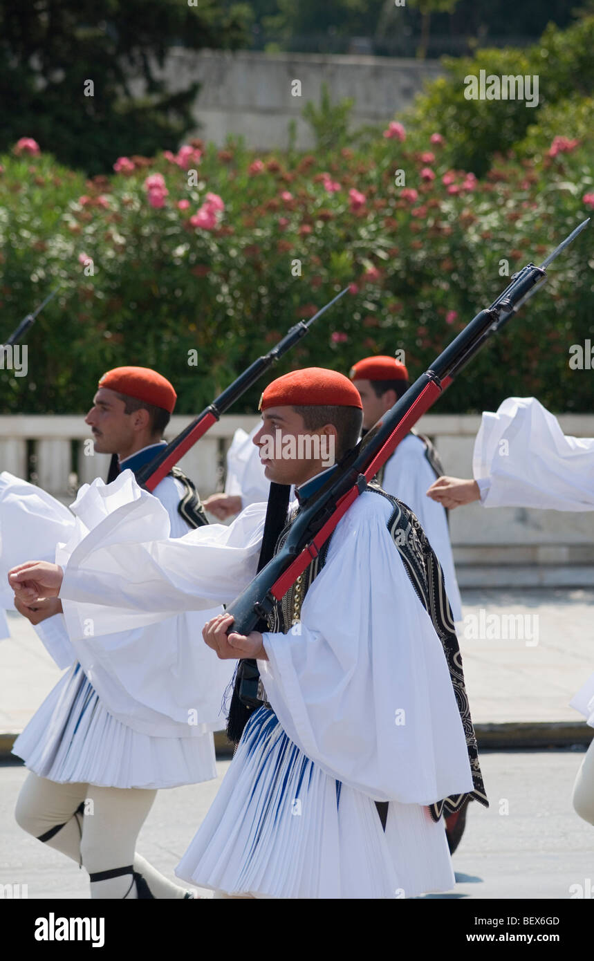 Evzonen Marsch in die traditionelle Wachablösung in Athen, Griechenland Stockfoto