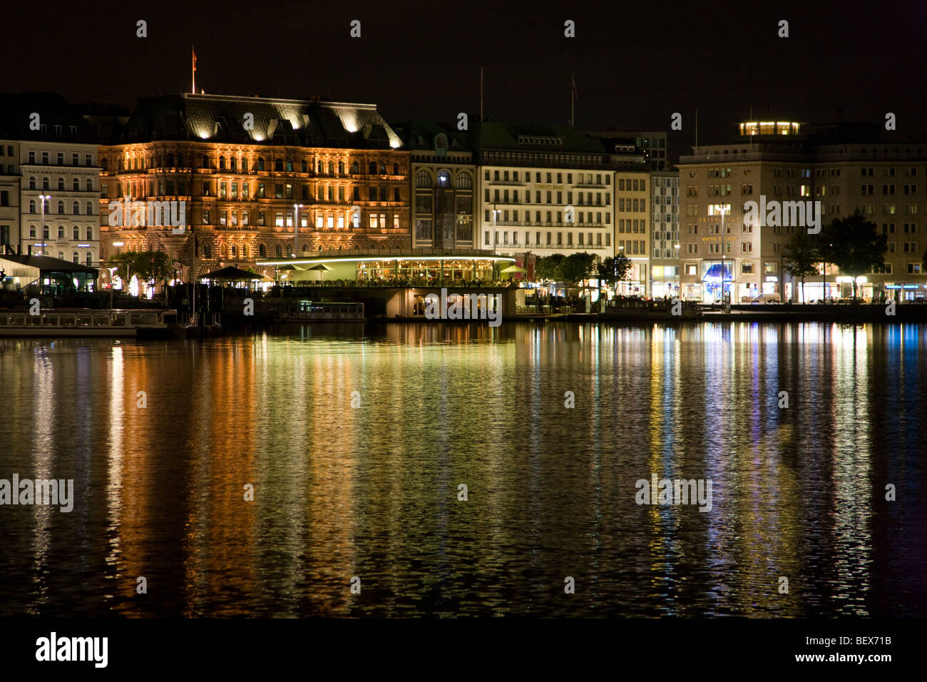 Hamburg Skyline bei Nacht vom Rand der Außenalster (Binnenalster) Stockfoto