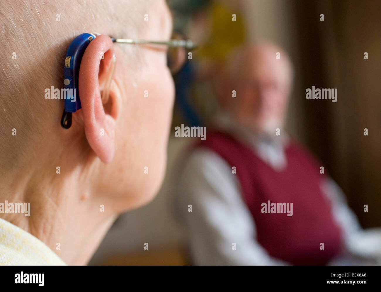 Senior Hörgerät zu tragen. Stockfoto