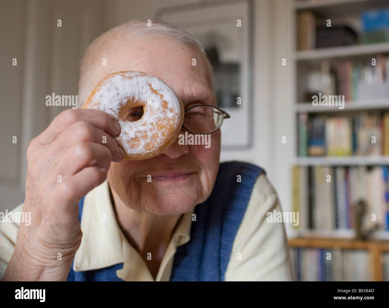 Senior mit Donut. Stockfoto