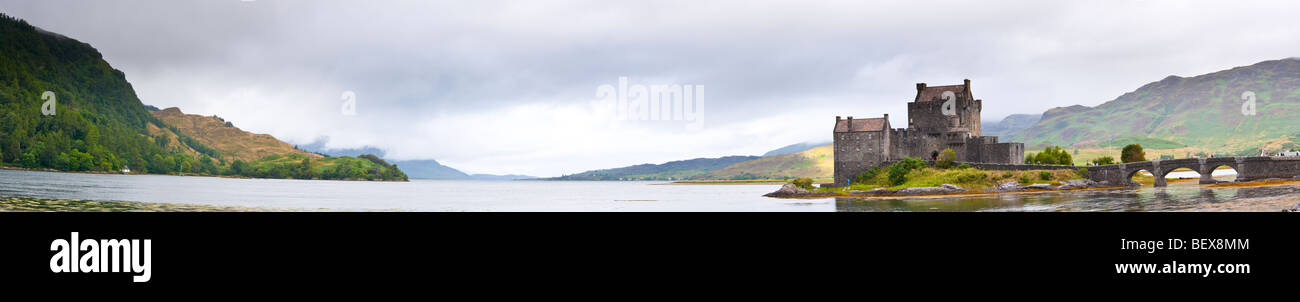 Panorama von Eilean Donan in Loch Duich in den westlichen Highlands von Schottland Stockfoto