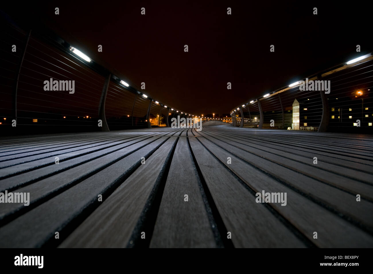 Castleford Fußgängerbrücke über den Fluss Aire in der Nacht, wie gesehen auf Channel Four mit Kevin McCloud Stockfoto