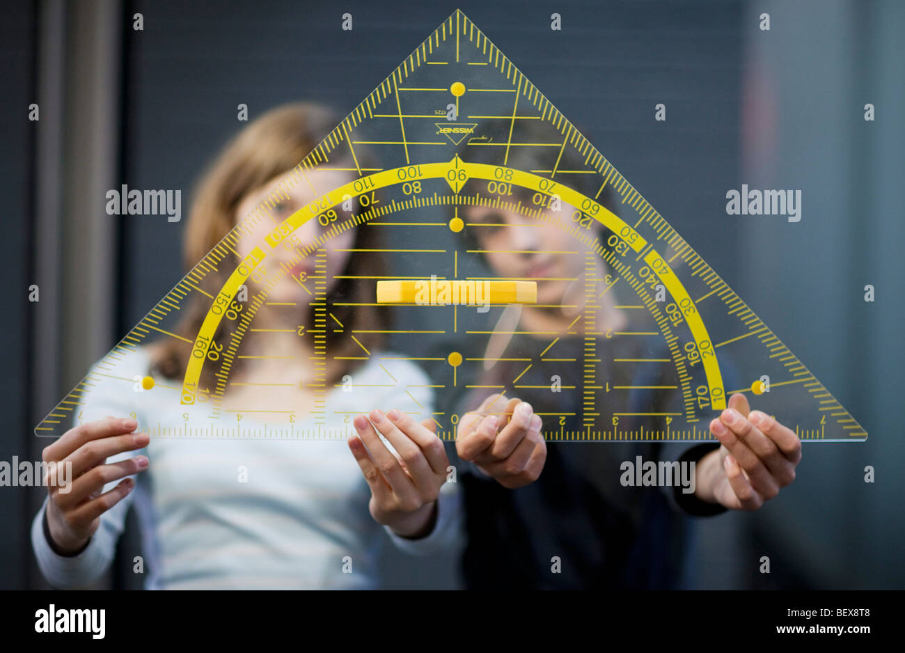 Studierende, die ein großes Dreieck Stockfoto