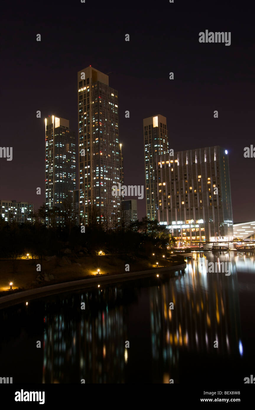 Blick auf die Skyline der Stadt in der Nacht an die neue International freien wirtschaftlichen Zone (IFEZ) in Songdo, Incheon, Südkorea. Stockfoto