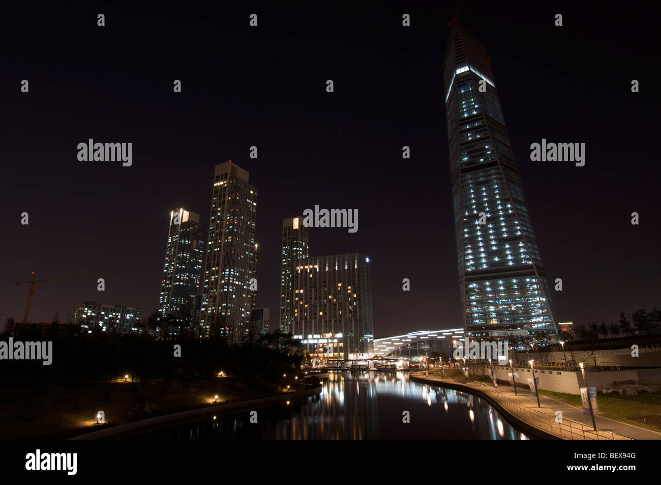 Blick auf die Skyline der Stadt in der Nacht an die neue International freien wirtschaftlichen Zone (IFEZ) in Songdo, Incheon, Südkorea. Stockfoto