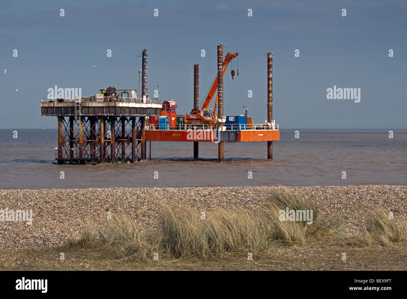 Kühlung Wasser Outlet Plattform und Mobile Rig, Sizewell Kraftwerk, Suffolk, England Stockfoto